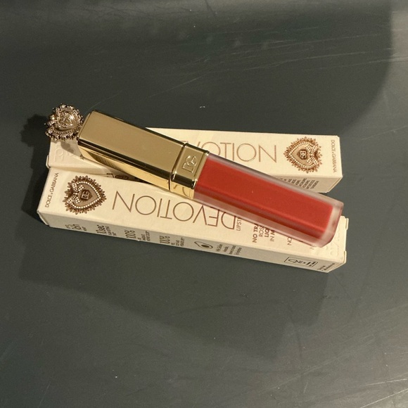Dolce & Gabbana Devotion Liquid Lipstick-No Transfer Matte Lip #400 Orgiguo Red - Picture 4 of 4